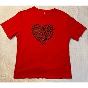 Red animal print heart tee
Sm
Perfect for Valentine’s Day